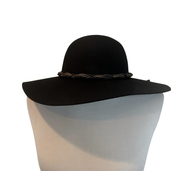 Adorable black wool adjustable hat - Picture 2 of 11